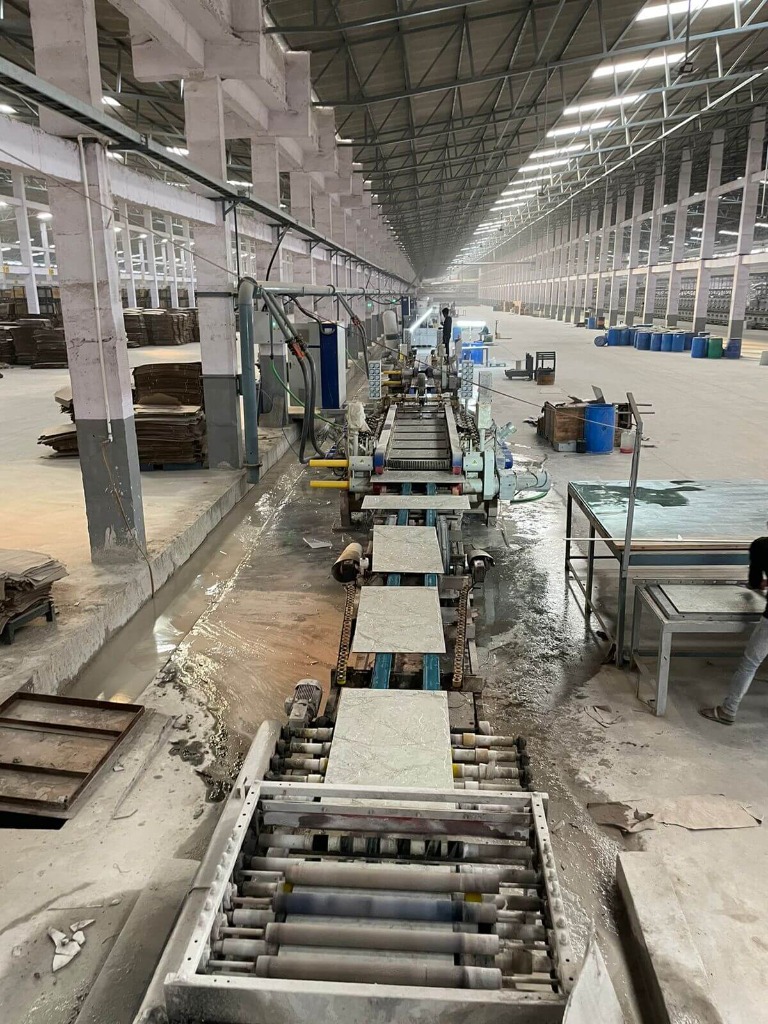 Automated vitrified tile conveyor line processing glazed ceramic slabs